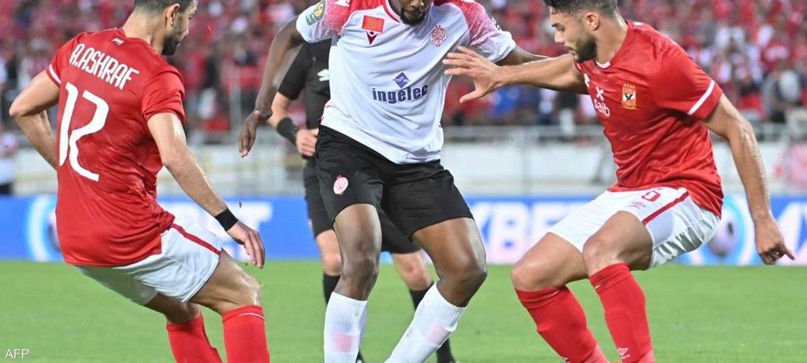 جانب من المباراة بين الوداد والأهلي.