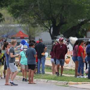 محيط المدرسة التي شهدت الهجوم في تكساس.