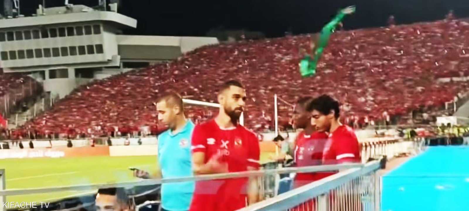 السولية أثناء رميه الميدالية الفضية