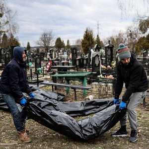 نقل قتلى مدنيين قرب كييف