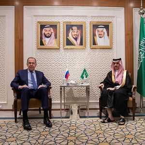 فرحان ولافروف خلال لقائهما في الرياض