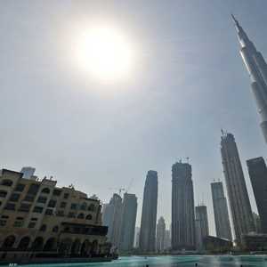 أرشيفية.. الشمس في سماء دبي بالإمارات
