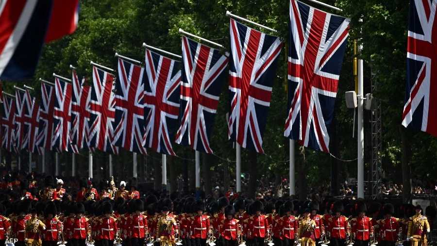 بدأت الاحتفالات بعرض عسكري في وسط لندن، وتلقت الملكة إليزابيث التحية من 1500 جندي وضابط من شرفة قصر بكنغهام.