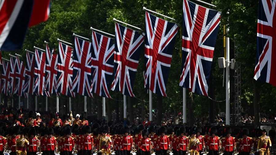 بدأت الاحتفالات بعرض عسكري في وسط لندن، وتلقت الملكة إليزابيث التحية من 1500 جندي وضابط من شرفة قصر بكنغهام.