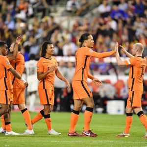 لاعبو هولندا يحتفلون بالفوز على بلجيكا.