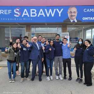 سبعاوي بين أفراد حملته الانتخابية عقب إعلان فوزه