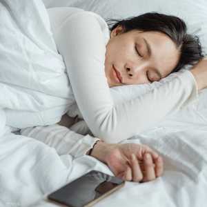 دراسة تحذر من قلة النوم وتربط تأثير ذلك بالمياه الزرقاء