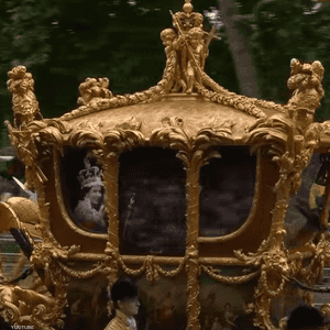 الملكة إليزابيث "الشابة" تطل على البريطانيين