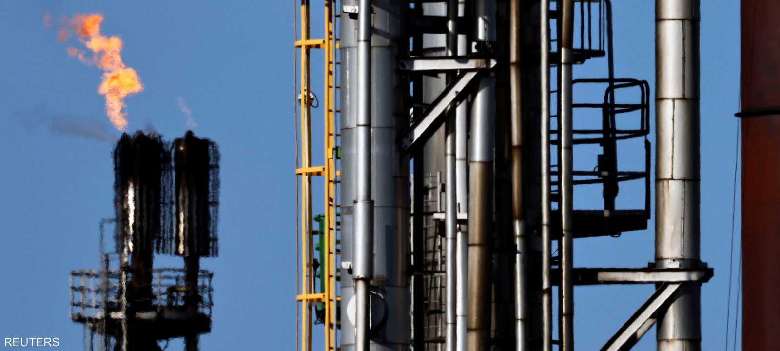 التضخم العالمي يلقي بظلاله على أسعار النفط.