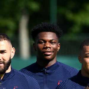 تشاوميني متوسطا بنزيما ومبابي في منتخب فرنسا
