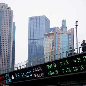لوحة إلكترونية تظهر مؤشرات الأسهم في شنغهاي