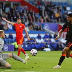 جانب من المباراة بين ويلز وهولندا.