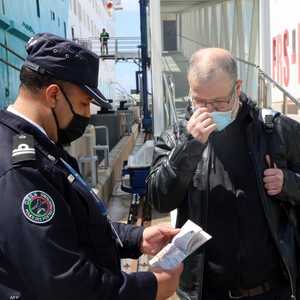 شرطي مغربي يفحص أوراق سائح إسباني في ميناء طنجة.