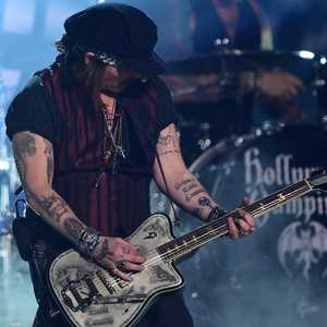 جوني ديب خلال حفل موسيقي سابق