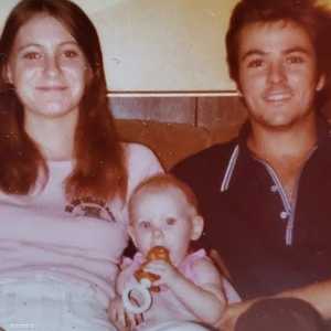 الطفلة هولي مع والديها عندما كانت طفلة