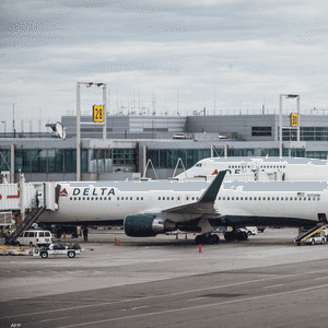 طائرات في مطار "جي إف كي" بنيويورك