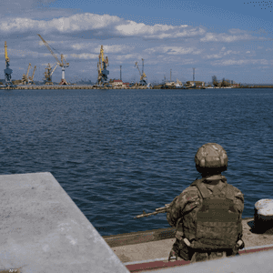 صورة أرشيفية لجندي روسي في ميناء ماريوبول الأوكراني