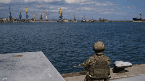 صورة أرشيفية لجندي روسي في ميناء ماريوبول الأوكراني