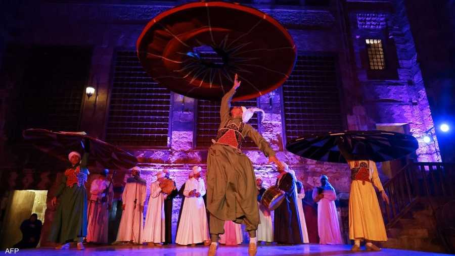 تنظم عروض "التنورة" على مسرح قصر الغوري الأثري الذي يرجع تاريخه إلى السلطان قنصوه الغوري، آخر سلاطين المماليك في مصر.
