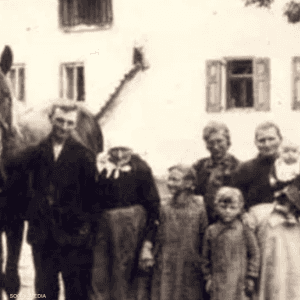 أفراد العائلة التي تعرض عدد من أفرادها للقتل.