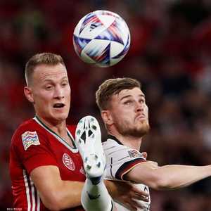 آدم لانج في لقطة كروية مع الألماني تيمو فيرنر