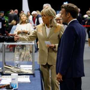 ماكرون وزوجته يدليان بأصواتهما في الانتخابات التشريعية