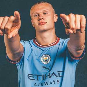 هالاند بقميص مانشستر سيتي لأول مرة