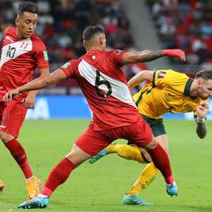 جانب من المباراة بين أستراليا والبيرو.