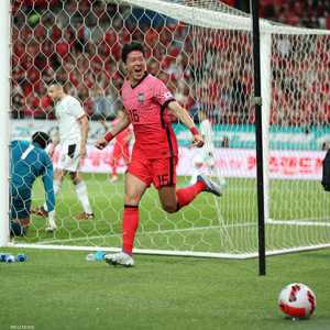 هوانغ محتفلا بهدفه في مرمى مصر
