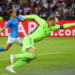 صراع على الكرة بين نوير والإيطالي باريلا