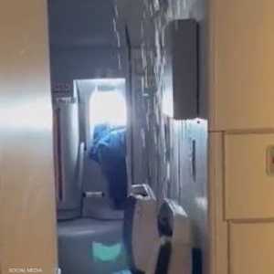 الماء يتساقط مثل المطر في الطائرة البريطانية.