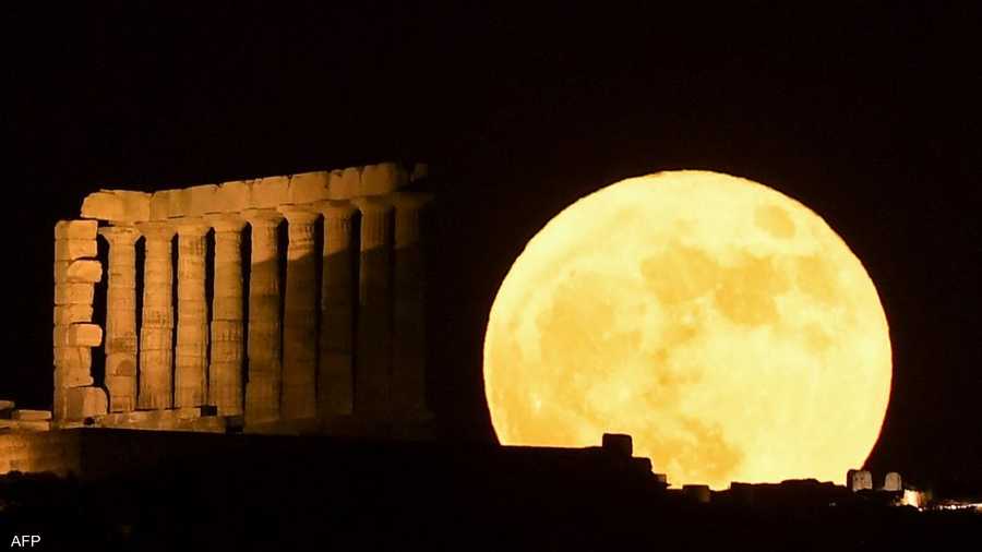 أضاء القمر أعمدة معبد بوسايدون القديم في كيب سونيون جنوب أثينا باليونان.