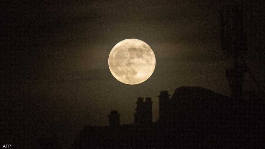 ظهر القمر المكتمل أضخم من المعتاد وفي بعض الأحيان بلون برتقالي خفيف في سماء الكرة الأرضية.