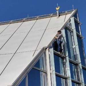 الرجل العنكبوت يتسلق المبنى.