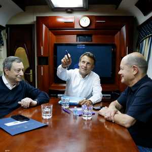 ماكرون وشولتز ودراغي على متن القطار المتجه إلى كييف