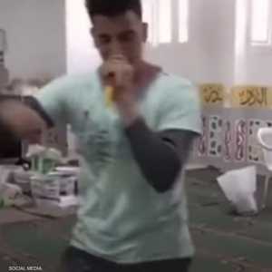 الشاب قام بالغناء والرقص داخل المسجد