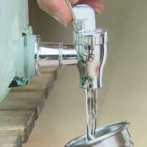 شرب الماء أمر ضروري حتى يبقى الانسان منتعشا.