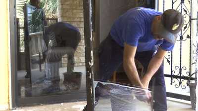 لبنان.. انتشار ظاهرة عمل الرجال في مهن التنظيف المنزلي