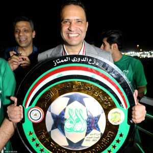 مؤمن سليمان مع درع الدوري