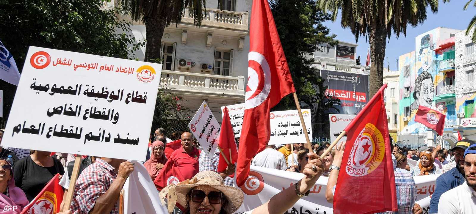 الشوارع التونسية تشهد تظاهرات عارمة ضد قرارات الرئيس