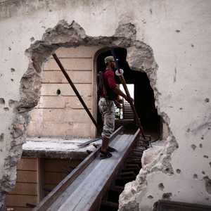 أحد عناصر الفصائل المسلحة في الشمال السوري