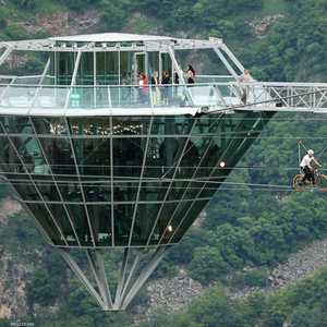 الجسر المعلق يقع في منطقة داشباشي