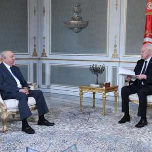 رئيس اللجنة الدستورية يسلم قيس سعيد مسودة الدستور. أرشيف