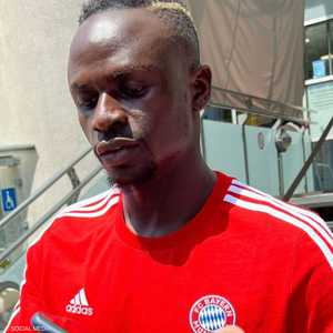 ماني بقميص بايرن ميونيخ مع الجماهير قبل الإعلان الرسمي