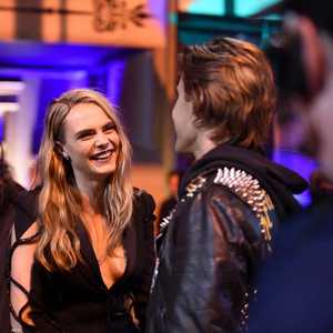 كارا ديلفين (وسط) كانت على علاقة مع آمبر هيرد