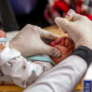 الالتزام بجدول اللقاحات يحمي من شلل الأطفال
