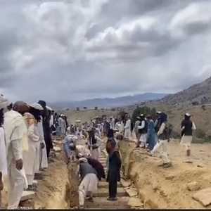 حفر قبور جماعية لضحايا زلزال أفغانستان