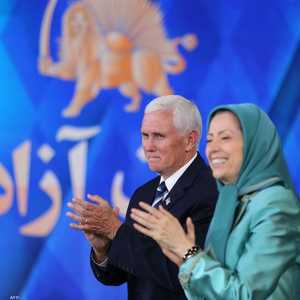 بنس مع رئيسة منظمة مجاهدي خلق الإيرانية المعارضة.