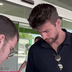 بيكيه منزعج من ملاحقة الصحافة