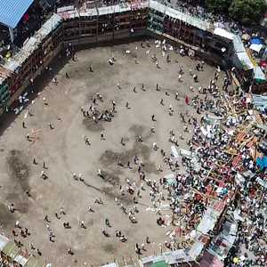 لحظة انهيار جانب من مدرج ملعب مصارعة الثيران.